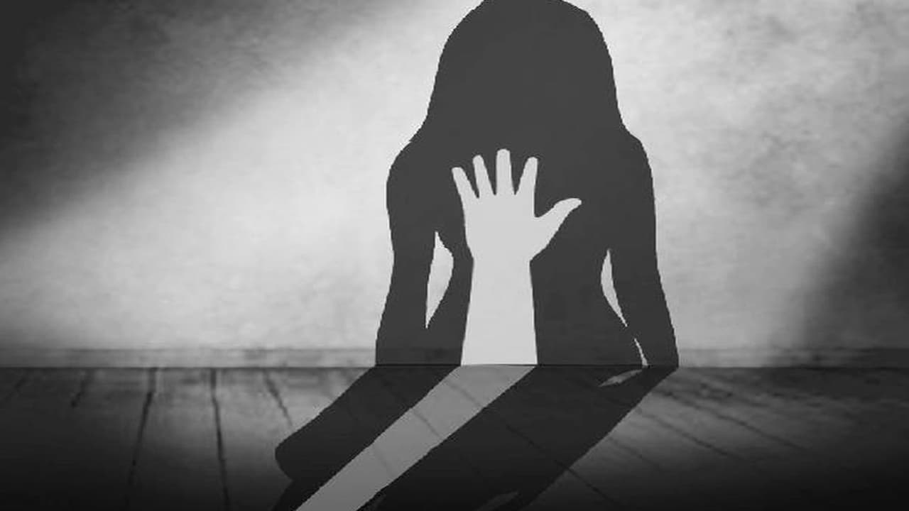 സ്കൂളിൽ കൊണ്ടുവിടാമെന്ന് പറഞ്ഞ് കാറിൽ കയറ്റി, പ്രയപൂര്‍ത്തിയാവാത്ത യുവാവുൾപ്പെടെ 3 പേർ കുട്ടിയെ പീഡിപ്പിച്ചു