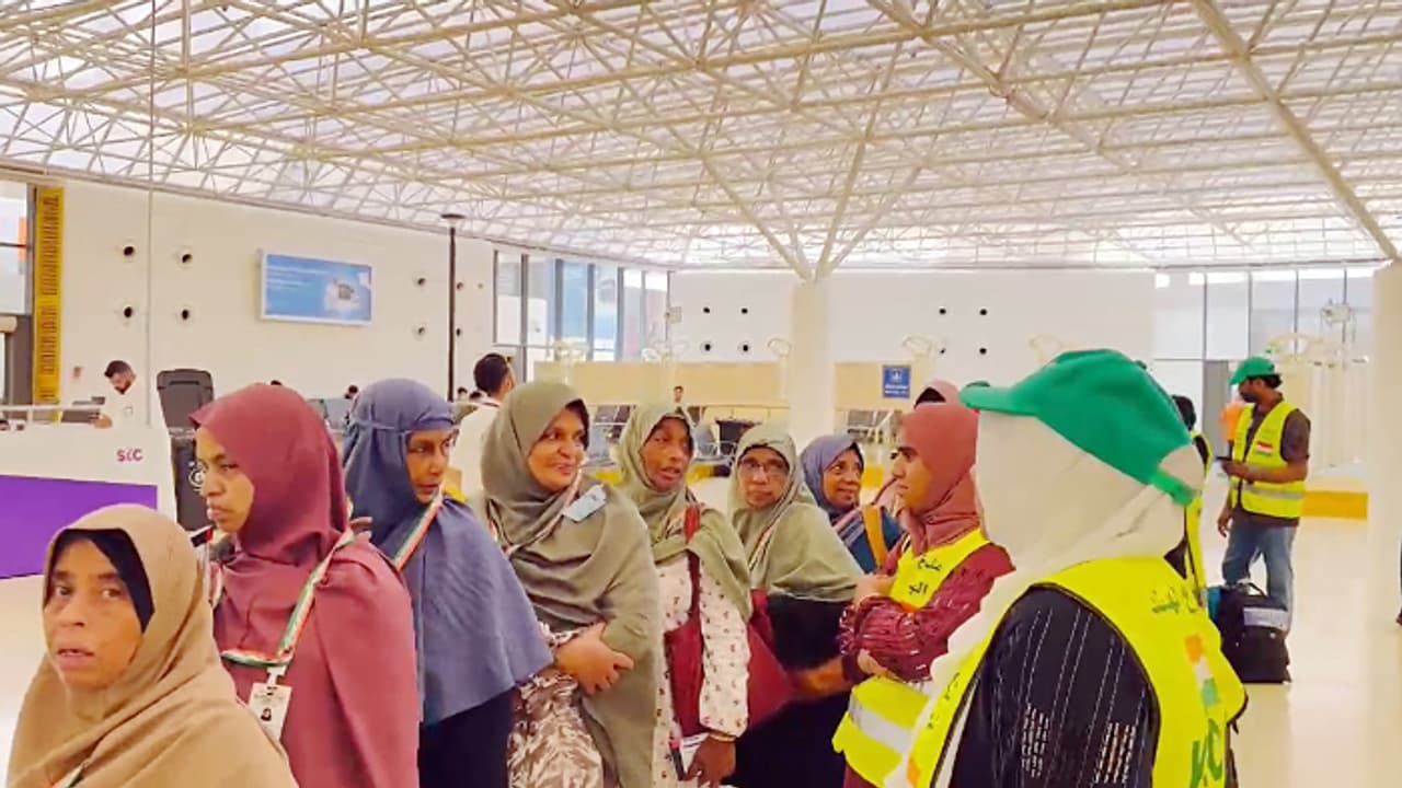 പുരുഷ തുണയില്ല, മലയാളി വനിതാ തീർത്ഥാടകർ മാത്രമായുള്ള ആദ്യ സംഘം മക്കയിലെത്തി പുരുഷ തുണയില്ല, മലയാളി വനിതാ തീർത്ഥാടകർ മാത്രമായുള്ള ആദ്യ സംഘം മക്കയിലെത്തി