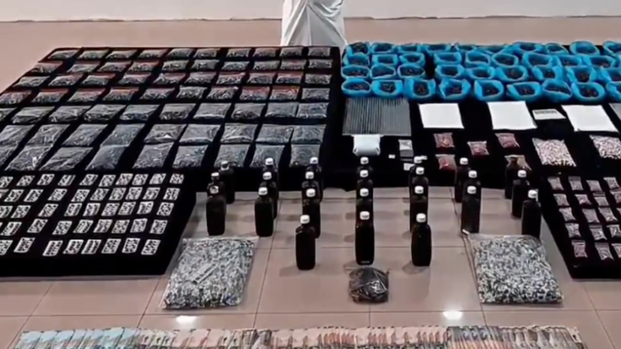 പൊടിയും ഓയിലും ഗുളികകളും, റെയ്ഡിനിടെ പിടികൂടിയത് വമ്പൻ മയക്കുമരുന്ന് ശേഖരം; നിർമ്മാണോപകരണങ്ങളും കണ്ടെത്തി