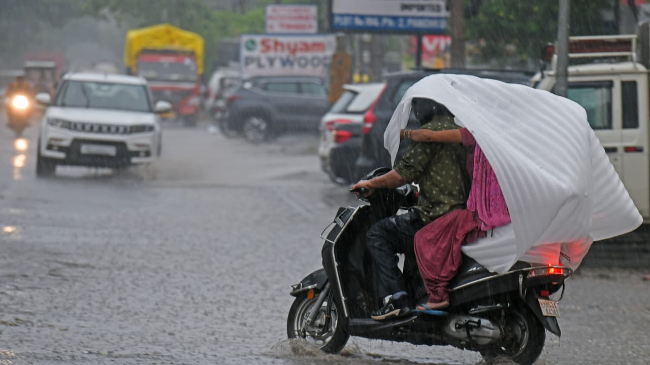 കേരളത്തിൽ വീണ്ടും പെരുമഴ വരുന്നു, മെയ് 19, 20 തീയതികളിൽ അഞ്ച് ജില്ലകളിൽ ഓറഞ്ച് അലർട്ട് മുന്നറിയിപ്പ് കേരളത്തിൽ വീണ്ടും പെരുമഴ വരുന്നു, മെയ് 19, 20 തീയതികളിൽ അഞ്ച് ജില്ലകളിൽ ഓറഞ്ച് അലർട്ട് മുന്നറിയിപ്പ്