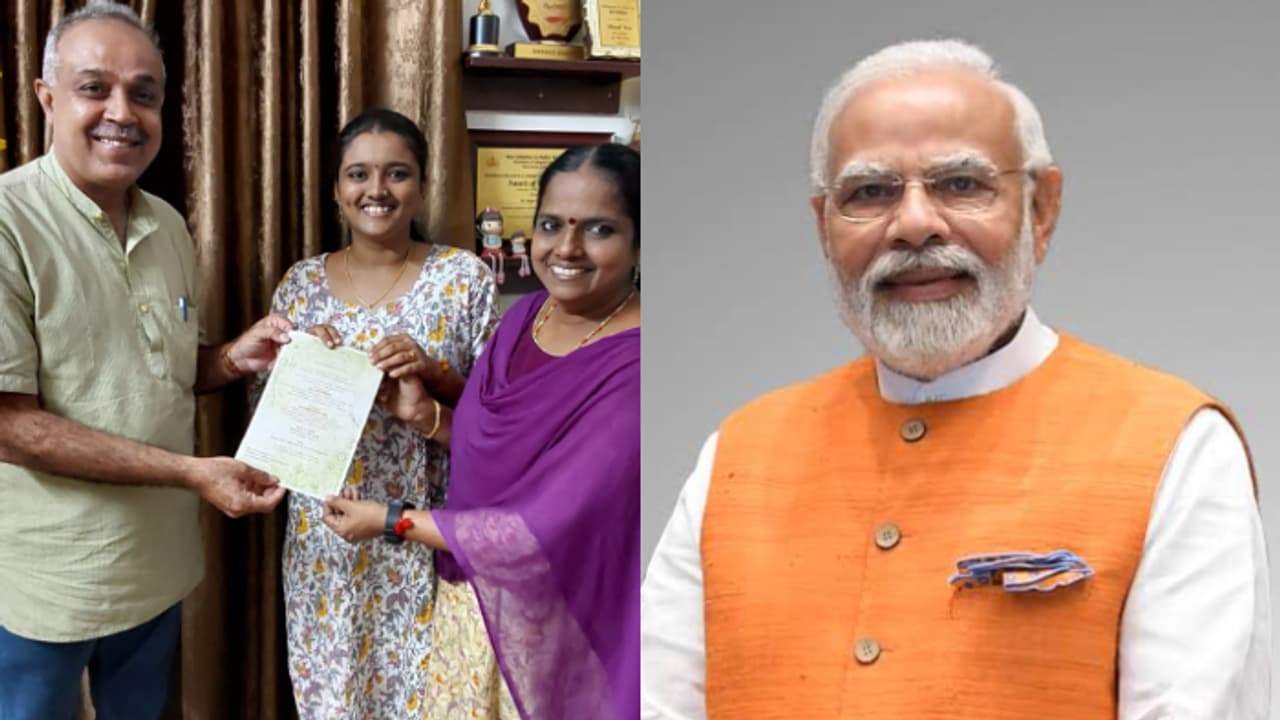  'മകളുടെ നെറ്റിയിൽ സിന്ദൂരം അണിയുമ്പോൾ പ്രധാനമന്ത്രിയും വേണം' കുളവാഴയിൽ തീർത്ത ക്ഷണക്കത്തയച്ച് വീട്ടമ്മ