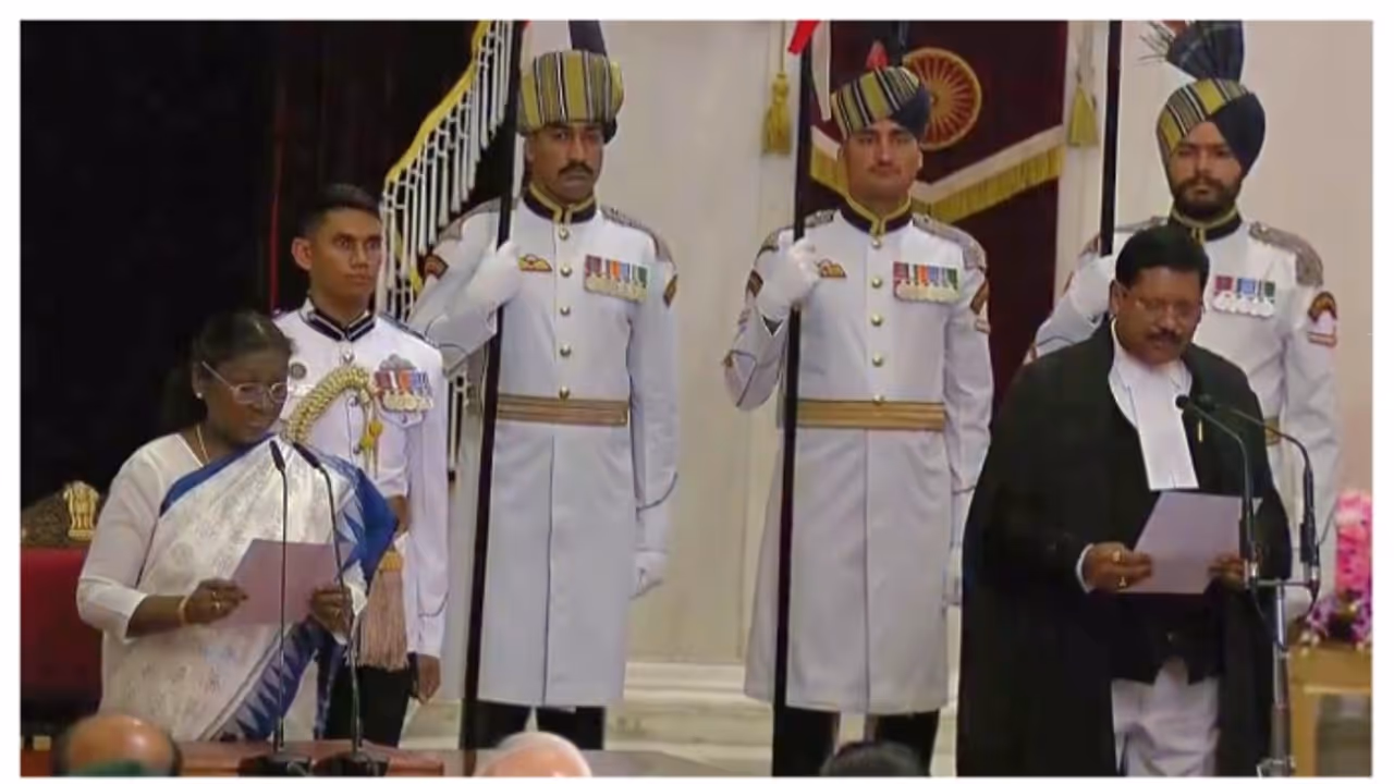 సుప్రీం కోర్టు ప్రధాన న్యాయమూర్తిగా జస్టిస్ బి.ఆర్. గవాయ్ ప్రమాణస్వీకారం