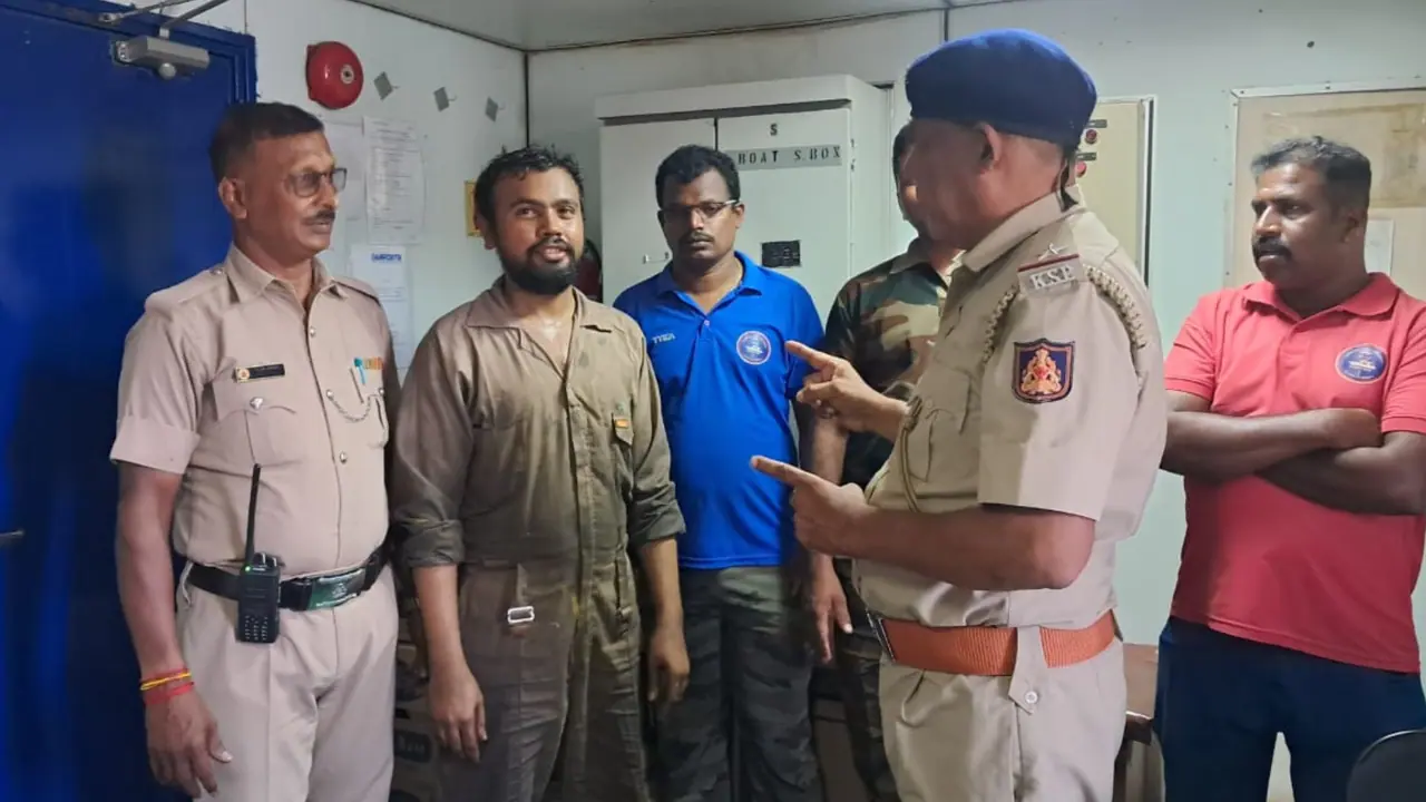 ಭಾರತ ಪಾಕ್ ಯುದ್ಧ ಸಂಘರ್ಷ ಬೆನ್ನಲ್ಲೇ ಸರಕು ಹಡಗಿನಲ್ಲಿ ಭಾರತ ಪ್ರವೇಶಿಸಿದ ಪಾಕಿಸ್ತಾನ ಪ್ರಜೆ! ಭಾರತ ಪಾಕ್ ಯುದ್ಧ ಸಂಘರ್ಷ ಬೆನ್ನಲ್ಲೇ ಸರಕು ಹಡಗಿನಲ್ಲಿ ಭಾರತ ಪ್ರವೇಶಿಸಿದ ಪಾಕಿಸ್ತಾನ ಪ್ರಜೆ!