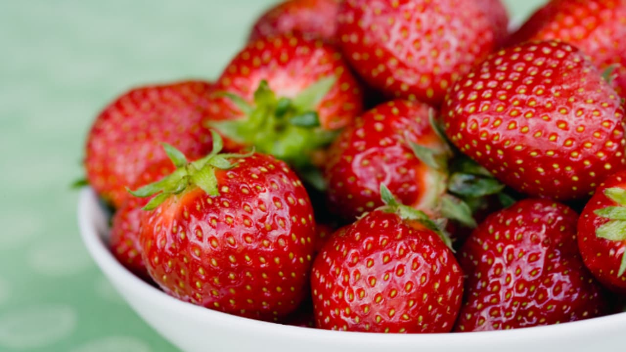 പതിവായി സ്ട്രോബെറി ഡയറ്റില് ഉള്പ്പെടുത്തൂ; അറിയാം ഗുണങ്ങള് പതിവായി സ്ട്രോബെറി ഡയറ്റില് ഉള്പ്പെടുത്തൂ; അറിയാം ഗുണങ്ങള്