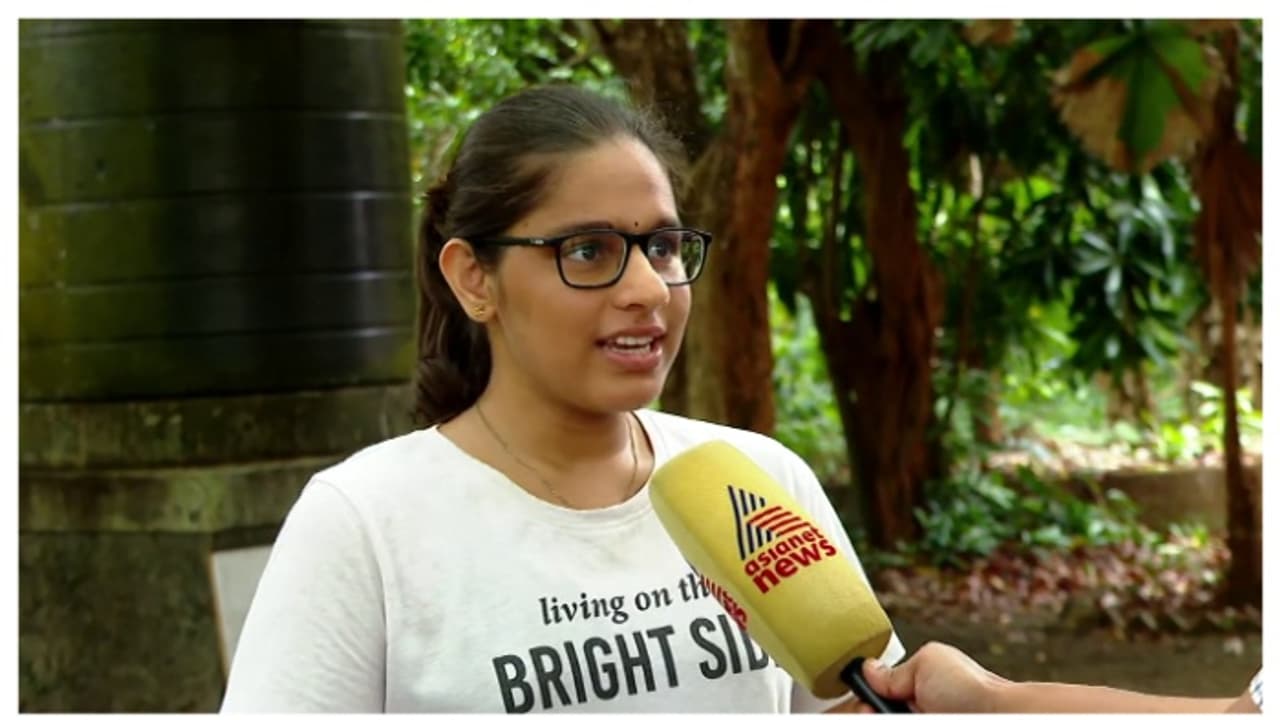 'സ്കൂളും എൻട്രൻസ് കോച്ചിം​ഗും ഒന്നിച്ച് കൊണ്ടുപോകാൻ പറ്റി'; 500ൽ 499നേടി നന്ദന, ജെഇഇയിലും സംസ്ഥാനത്ത് ഒന്നാമത്