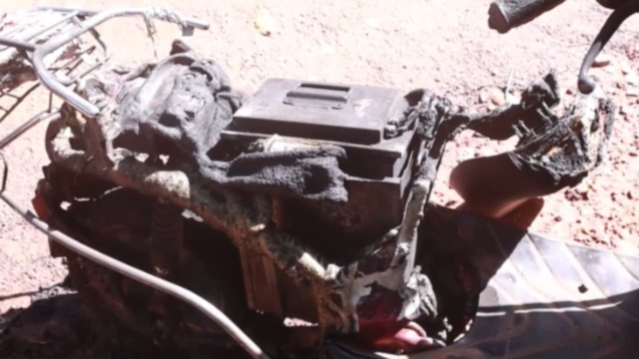 ഓടിക്കൊണ്ടിരിക്കെ കണ്ണൂരിൽ ഇലക്ട്രിക് സ്കൂട്ടറിന് തീപിടിച്ചു, കത്തിയെരിഞ്ഞു; യാത്രക്കാരൻ രക്ഷപ്പെട്ടു ഓടിക്കൊണ്ടിരിക്കെ കണ്ണൂരിൽ ഇലക്ട്രിക് സ്കൂട്ടറിന് തീപിടിച്ചു, കത്തിയെരിഞ്ഞു; യാത്രക്കാരൻ രക്ഷപ്പെട്ടു