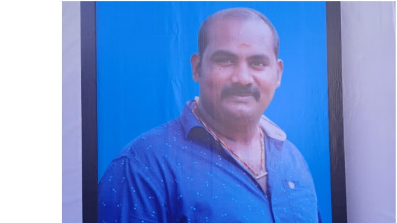 ഹോളോബ്രിക് കയറ്റിവന്ന മിനി ലോറിയും ബൈക്കും കൂട്ടിയിടിച്ചു; രണ്ടാഴ്ചയായി ചികിത്സയിലിരുന്ന യുവാവ് മരിച്ചു ഹോളോബ്രിക് കയറ്റിവന്ന മിനി ലോറിയും ബൈക്കും കൂട്ടിയിടിച്ചു; രണ്ടാഴ്ചയായി ചികിത്സയിലിരുന്ന യുവാവ് മരിച്ചു