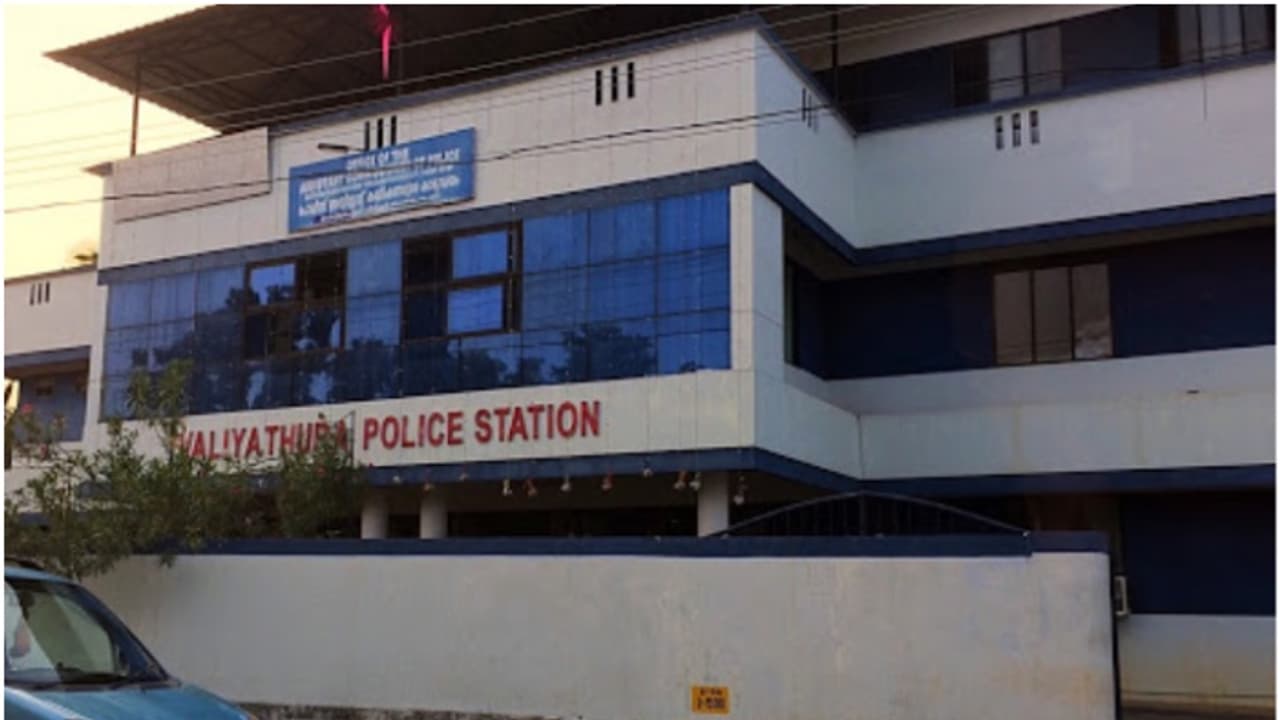 എന്റെ മോളെ തൊടുവോടാ... മകളെ പീഡിപ്പിച്ച ബന്ധുവിനെ കോടതി വളപ്പിൽ മർദിച്ച് മാതാവ്; മരണ വീട്ടിലെ പീഡനത്തിൽ വിധി എന്റെ മോളെ തൊടുവോടാ... മകളെ പീഡിപ്പിച്ച ബന്ധുവിനെ കോടതി വളപ്പിൽ മർദിച്ച് മാതാവ്; മരണ വീട്ടിലെ പീഡനത്തിൽ വിധി