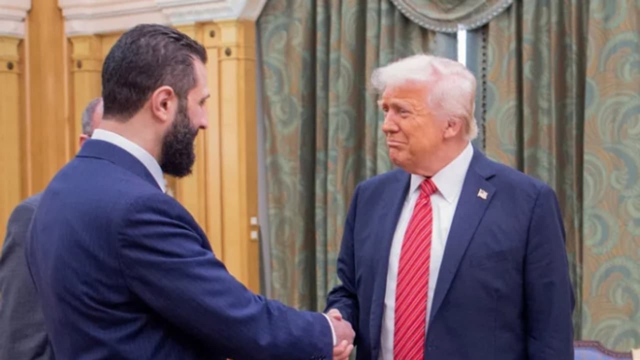 കാൽനൂറ്റാണ്ടിന് ശേഷം പരസ്പരം കൈകൊടുത്ത് സിറിയൻ അമേരിക്കൻ പ്രസിഡന്റുമാർ; പിന്നാലെ 5 നിർദേശങ്ങളുമായി ട്രംപ്