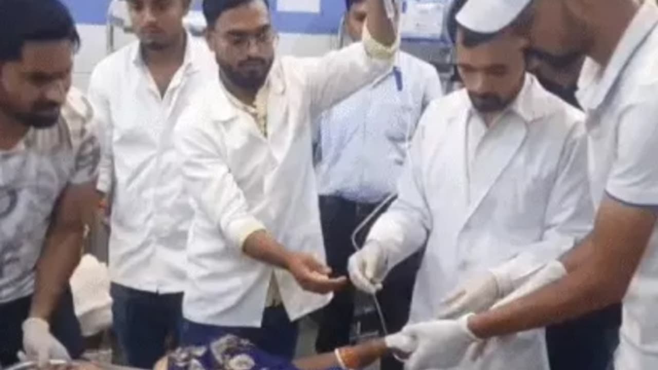 റെയിൽവെ സ്റ്റേഷനിൽ വെച്ച് നാല് മക്കൾക്ക് വിഷം കൊടുത്ത ശേഷം അമ്മ ആത്മഹത്യയ്ക്ക് ശ്രമിച്ചു; മൂന്ന് പേർ മരിച്ചു റെയിൽവെ സ്റ്റേഷനിൽ വെച്ച് നാല് മക്കൾക്ക് വിഷം കൊടുത്ത ശേഷം അമ്മ ആത്മഹത്യയ്ക്ക് ശ്രമിച്ചു; മൂന്ന് പേർ മരിച്ചു