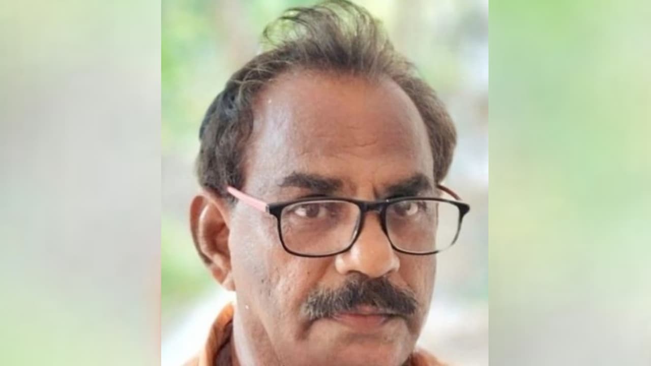 വീട്ടുപറമ്പിലെ പന മുറിക്കുന്നതിനിടെ ദേഹത്ത് പതിച്ച് ഗൃഹനാഥന് ദാരുണാന്ത്യം വീട്ടുപറമ്പിലെ പന മുറിക്കുന്നതിനിടെ ദേഹത്ത് പതിച്ച് ഗൃഹനാഥന് ദാരുണാന്ത്യം