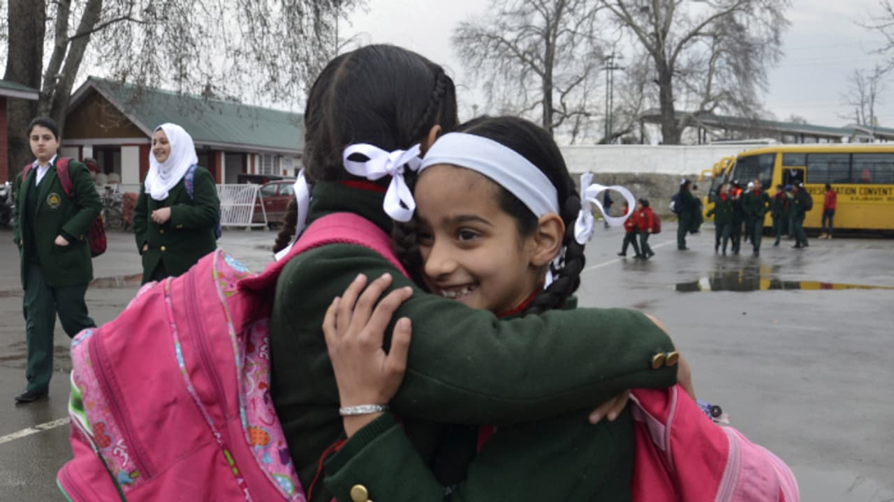 സന്തോഷക്കാഴ്ച, കശ്മീര് സമാധാനത്തിലേക്ക്; അനവധി അതിര്ത്തി സ്കൂളുകള് ഇന്ന് വീണ്ടും തുറക്കും സന്തോഷക്കാഴ്ച, കശ്മീര് സമാധാനത്തിലേക്ക്; അനവധി അതിര്ത്തി സ്കൂളുകള് ഇന്ന് വീണ്ടും തുറക്കും