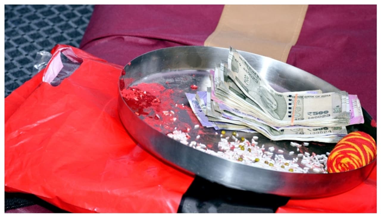 ബോസിന്റെ 1.51 കോടി തട്ടിയെടുത്ത് ക്ഷേത്രത്തിൽ കാണിക്കയിട്ട് ഡ്രൈവർ; തിരികെ എടുക്കാൻ പറ്റില്ലെന്ന് പോലീസ് ബോസിന്റെ 1.51 കോടി തട്ടിയെടുത്ത് ക്ഷേത്രത്തിൽ കാണിക്കയിട്ട് ഡ്രൈവർ; തിരികെ എടുക്കാൻ പറ്റില്ലെന്ന് പോലീസ്