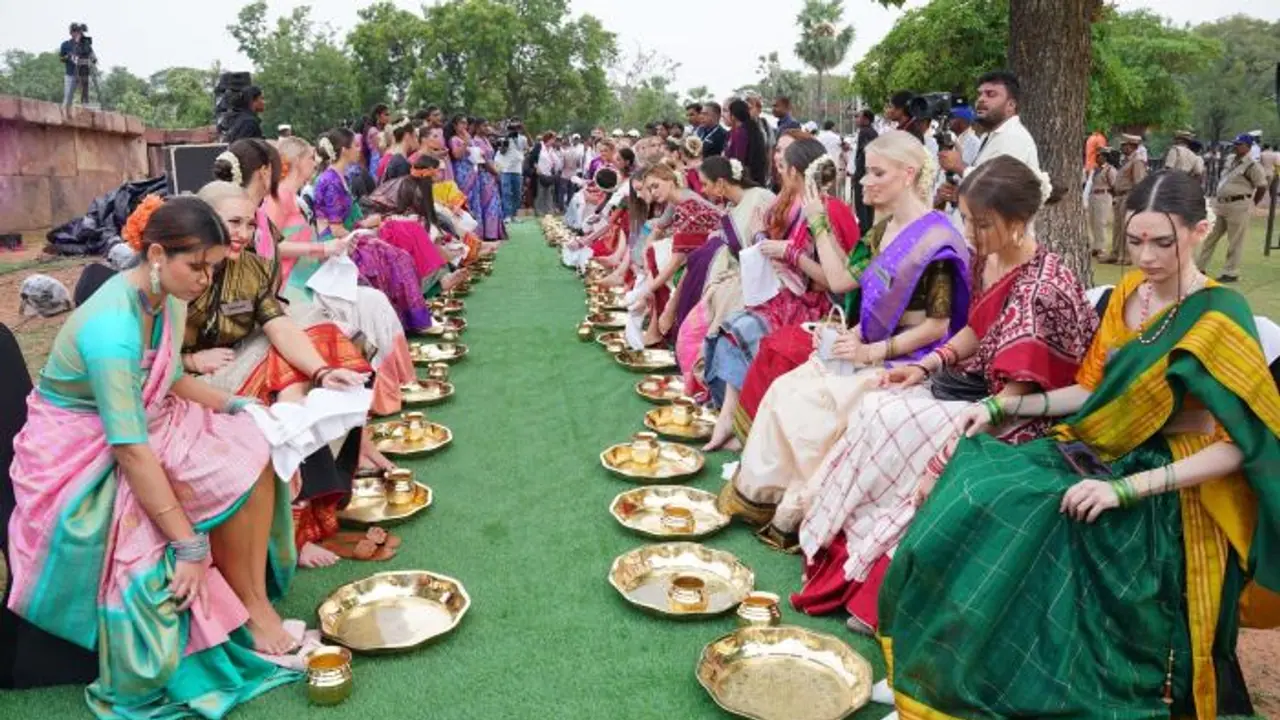 తెలంగాణ ఆడబిడ్డలు విదేశీ మహిళల కాళ్ళు కడగడం .. సాంప్రదాయమా? ఆత్మగౌరవానికి భంగమా? 