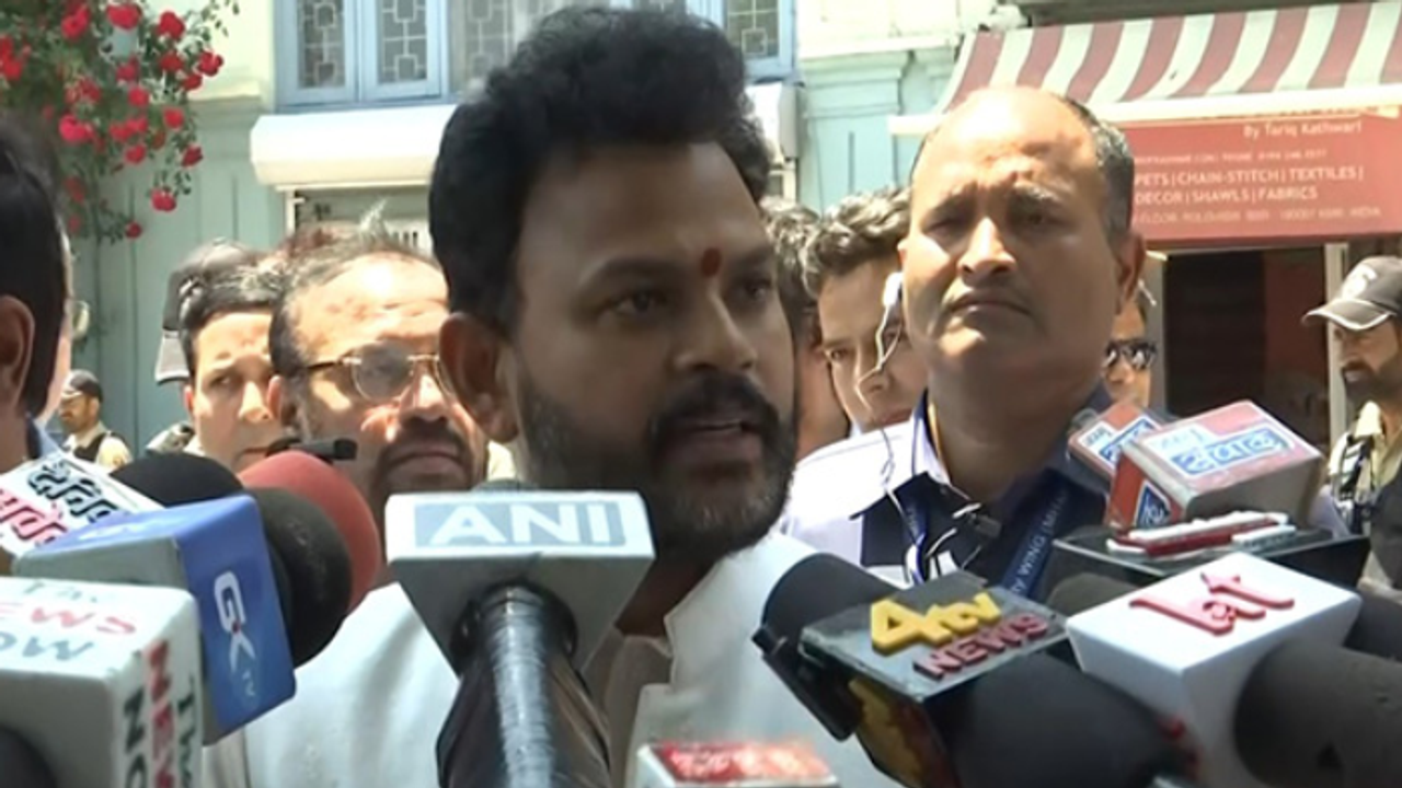 శ్రీనగర్లో తిరిగి మొదలైన విమాన సేవలు.. పర్యాటకులను ఆహ్వానించిన కేంద్ర మంత్రి శ్రీనగర్లో తిరిగి మొదలైన విమాన సేవలు.. పర్యాటకులను ఆహ్వానించిన కేంద్ర మంత్రి