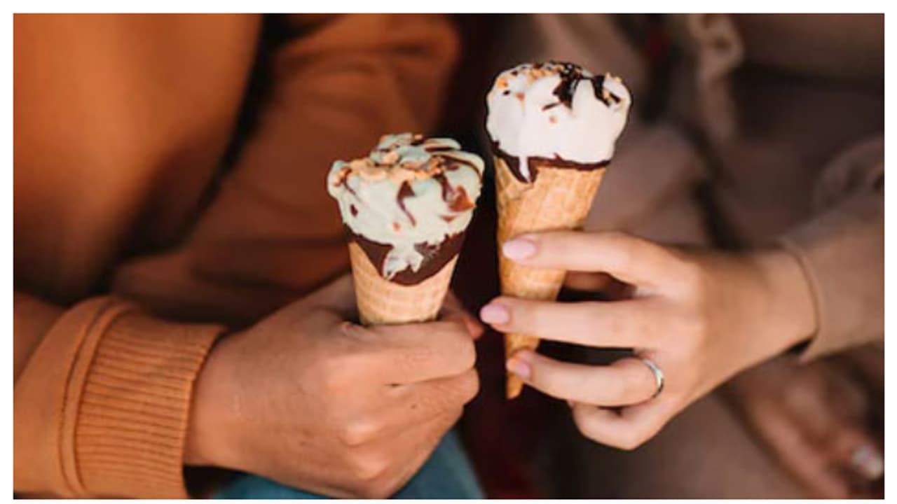 ഹാവ്മോർ ഐസ്ക്രീം കോൺ കഴിച്ചപ്പോൾ യുവതിക്ക് എന്തോ അസ്വസ്ഥത, നോക്കിയപ്പോൾ പല്ലിയുടെ വാൽ! നടപടിയുമായി അധികൃതര് ഹാവ്മോർ ഐസ്ക്രീം കോൺ കഴിച്ചപ്പോൾ യുവതിക്ക് എന്തോ അസ്വസ്ഥത, നോക്കിയപ്പോൾ പല്ലിയുടെ വാൽ! നടപടിയുമായി അധികൃതര്