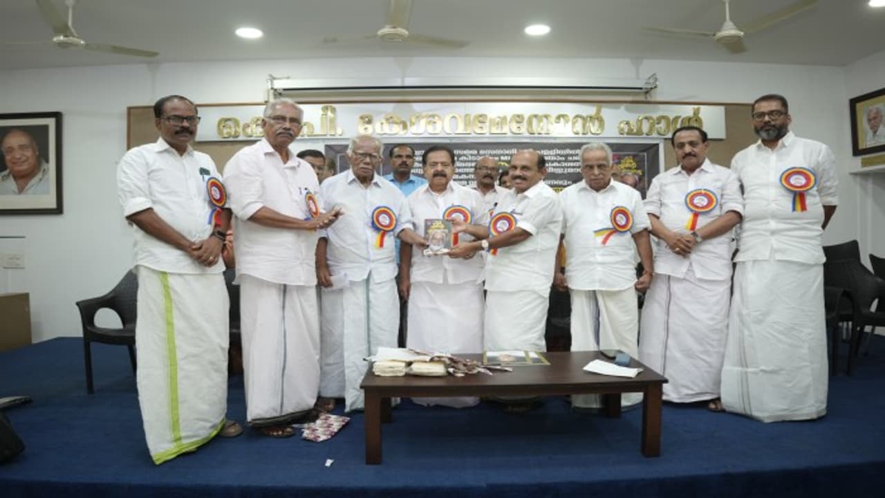 പള്ളിയിൽ കുഞ്ഞിരാമൻ കിടാവ് സ്മരണികയും 'ഹരിയെന്റെ ഹൃദയ ബന്ധു' പുസ്തകവും പ്രകാശനം ചെയ്തു