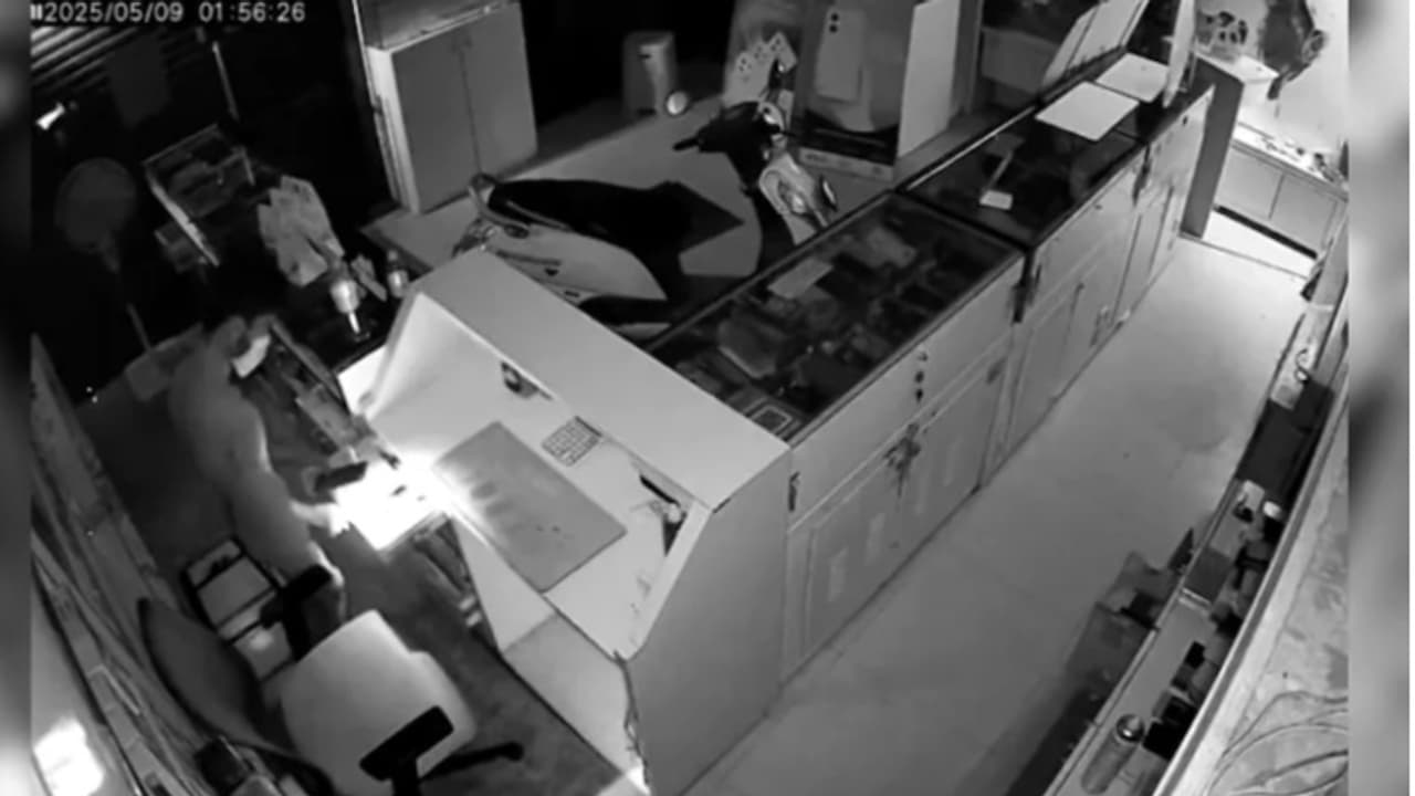 മാസ്കും ടോർച്ചുമുണ്ട്, പക്ഷേ തുണിയുടുത്തിട്ടില്ല; അർദ്ധരാത്രി മൊബൈൽ ഷോപ്പിലെത്തി 25 ലക്ഷത്തിന്റെ ഫോൺ കവർന്നു മാസ്കും ടോർച്ചുമുണ്ട്, പക്ഷേ തുണിയുടുത്തിട്ടില്ല; അർദ്ധരാത്രി മൊബൈൽ ഷോപ്പിലെത്തി 25 ലക്ഷത്തിന്റെ ഫോൺ കവർന്നു