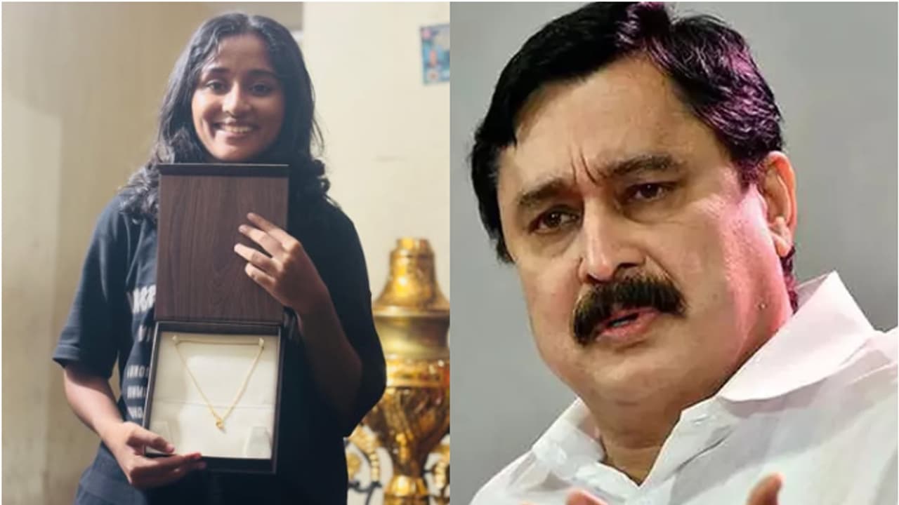 കുട്ടിയുടെ സ്വർണമാല നഷ്ടപ്പെട്ടു, പകരം വാങ്ങി നൽകി മന്ത്രി; ഇങ്ങനെയൊരു മന്ത്രിയെ കാണുന്നതാദ്യമെന്ന് അച്ഛൻ കുട്ടിയുടെ സ്വർണമാല നഷ്ടപ്പെട്ടു, പകരം വാങ്ങി നൽകി മന്ത്രി; ഇങ്ങനെയൊരു മന്ത്രിയെ കാണുന്നതാദ്യമെന്ന് അച്ഛൻ