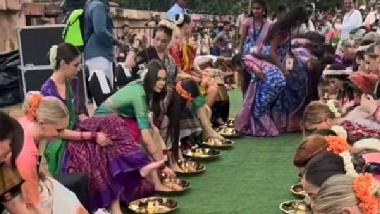 മിസ് വേൾഡ് മത്സരാർത്ഥികളുടെ കാലുകൾ കഴുകാൻ ഇന്ത്യൻ സ്ത്രീകൾ; ‘കൊളോണിയൽ ഹാംഗ് ഓവർ’ എന്ന് ആക്ഷേപം