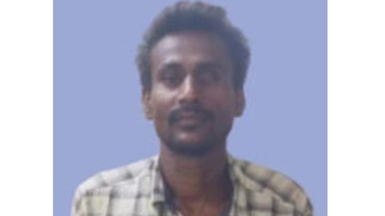 കണ്ടക്ടർ ടിക്കറ്റെടുക്കാൻ പറഞ്ഞത് ഇഷ്ടപ്പെട്ടില്ല; അസഭ്യവർഷം, പിന്നാലെ പുറത്തിറങ്ങി ചില്ല് എറിഞ്ഞ് തകർത്തു