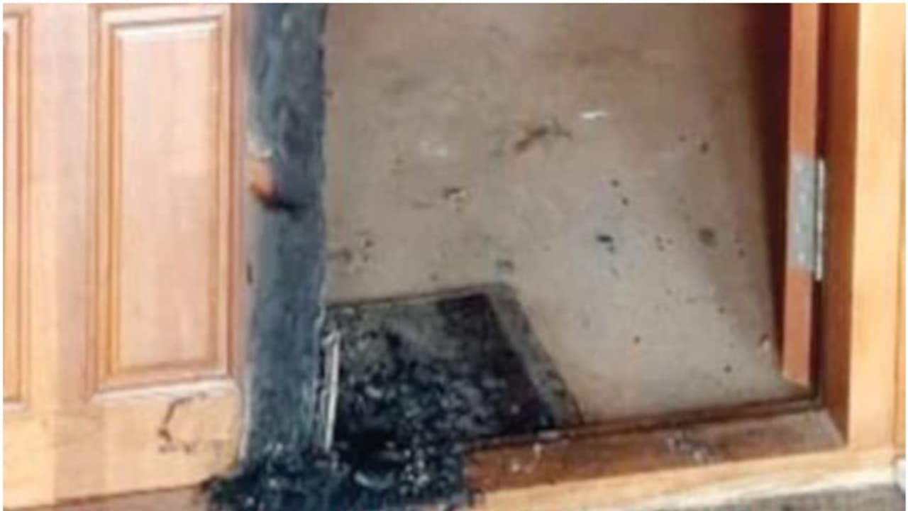 വീടിൻറെ മുൻവശത്തെ വാതിലിന് തീയിട്ടു, മറ്റൊരു വീടിന്റെ വാതിൽ കുത്തിപ്പൊളിച്ചു; ആളില്ലാത്ത വീടുകളിൽ മോഷണശ്രമം വീടിൻറെ മുൻവശത്തെ വാതിലിന് തീയിട്ടു, മറ്റൊരു വീടിന്റെ വാതിൽ കുത്തിപ്പൊളിച്ചു; ആളില്ലാത്ത വീടുകളിൽ മോഷണശ്രമം