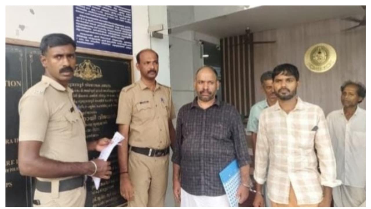 60000 രൂപയുടെ ഐ ഫോൺ മോഷ്ടിച്ച് 2000 രൂപക്ക് വിറ്റു, കള്ളന്മാരും ഫോൺ വാങ്ങിയ കടയുടമയും പെട്ടു!