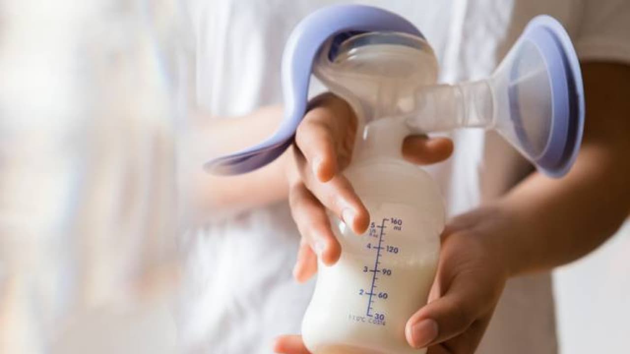 അമ്മമാരിൽ നിന്നും മുലപ്പാൽ വാങ്ങിക്കുടിച്ചു, വീഡിയോ പങ്കുവച്ചു, ഇൻഫ്ലുവൻസറിനെതിരെ വൻ വിമർശനം അമ്മമാരിൽ നിന്നും മുലപ്പാൽ വാങ്ങിക്കുടിച്ചു, വീഡിയോ പങ്കുവച്ചു, ഇൻഫ്ലുവൻസറിനെതിരെ വൻ വിമർശനം