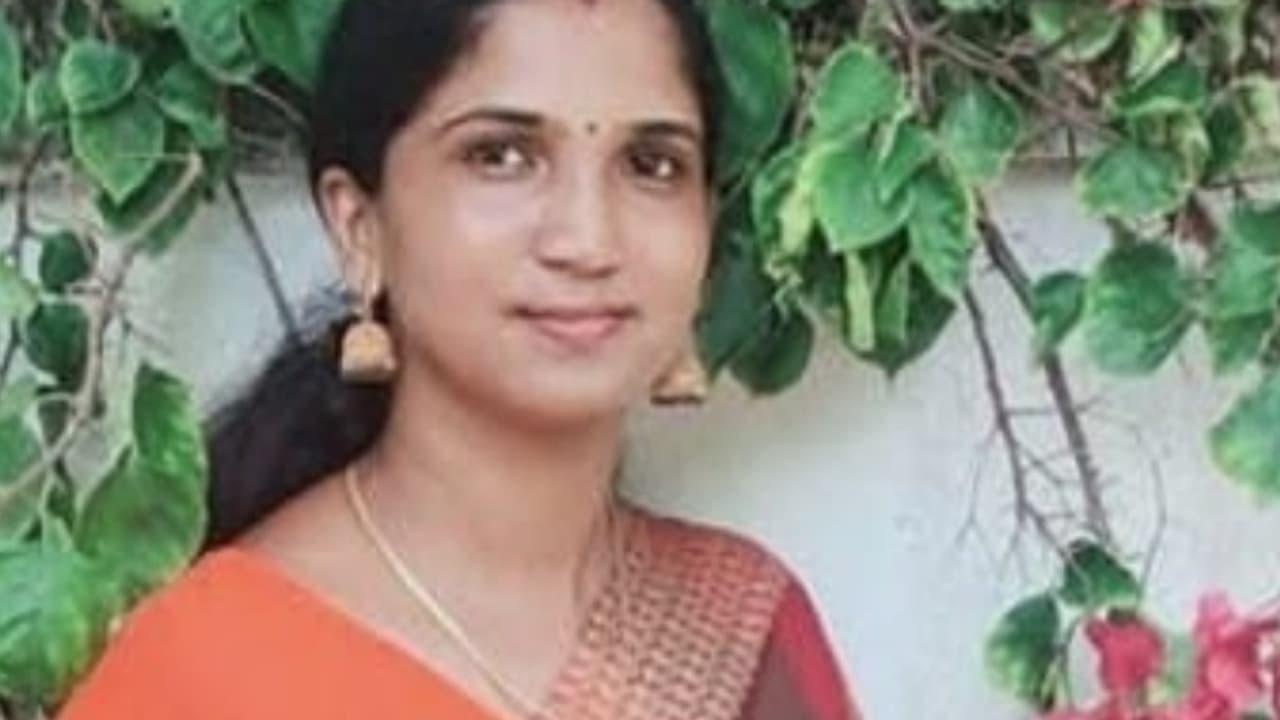 ഭർത്താവിനൊപ്പം ബൈക്കിൽ സഞ്ചരിക്കുന്നതിനിടെ കാറിച്ച് അപകടം; വീട്ടമ്മയ്ക്ക് ദാരുണാന്ത്യം