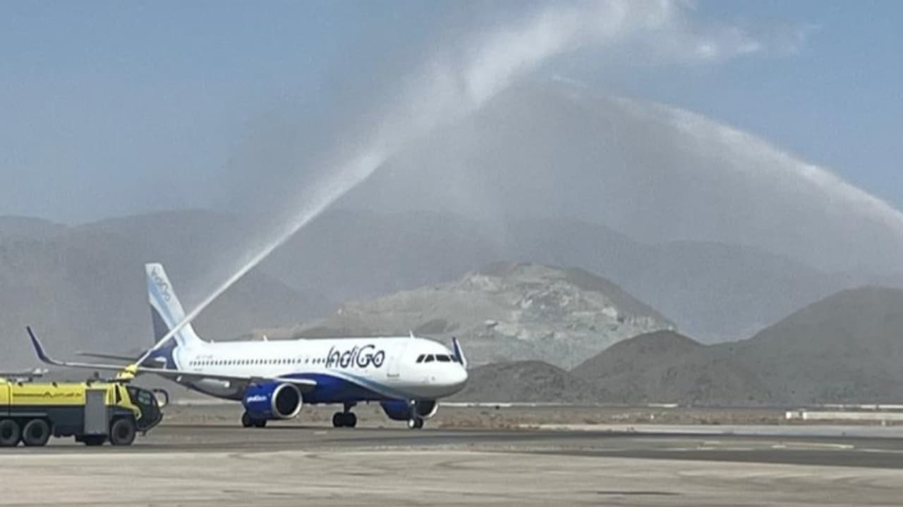 ആദ്യ വിമാനത്തിന് വാട്ടർ സല്യൂട്ട്, ഫുജൈറയിൽ നിന്നും കണ്ണൂരിലേക്ക് സർവീസുകൾ ആരംഭിച്ച് ഇൻഡിഗോ ആദ്യ വിമാനത്തിന് വാട്ടർ സല്യൂട്ട്, ഫുജൈറയിൽ നിന്നും കണ്ണൂരിലേക്ക് സർവീസുകൾ ആരംഭിച്ച് ഇൻഡിഗോ