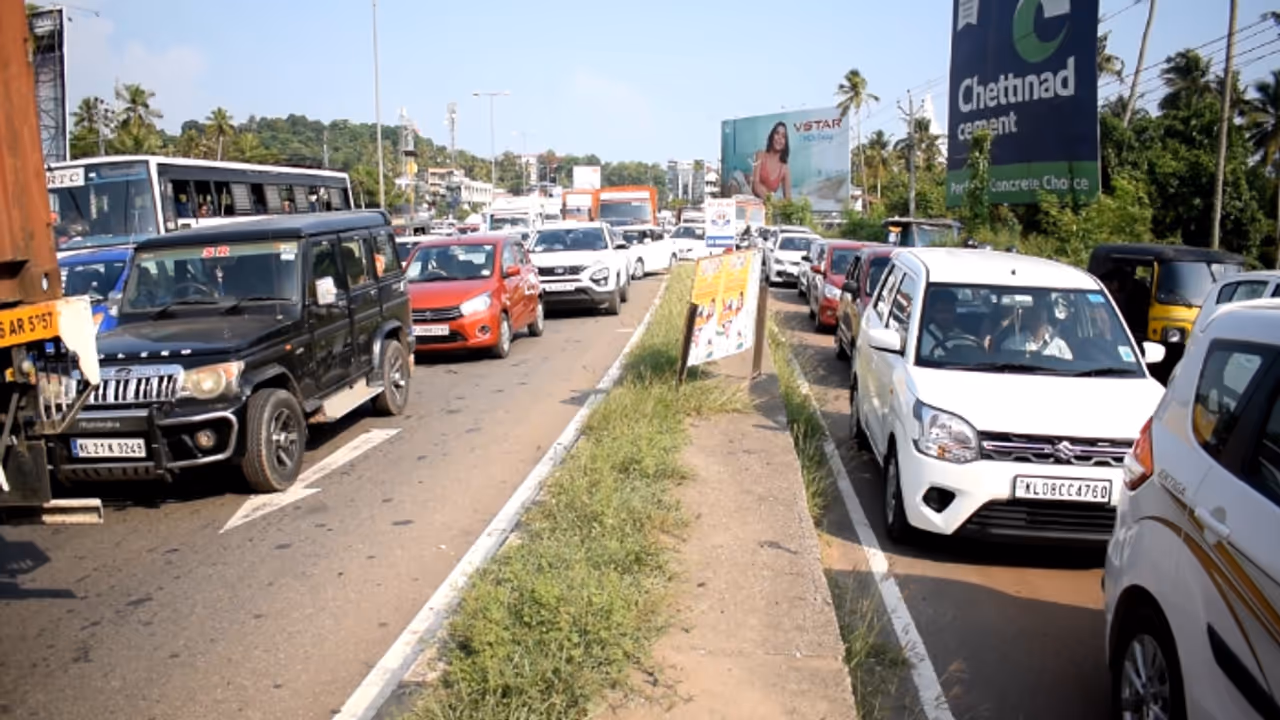 ഈ വഴി പോകുന്നവർ ജാഗ്രതൈ! അടിപ്പാത നിർമാണം, റോഡ് അടച്ച് വാഹനങ്ങൾ തിരിച്ചുവിടുന്നു; ആമ്പല്ലൂരിൽ ഗതാഗത നിയന്ത്രണം