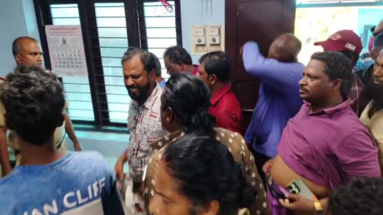 ഡ്രഡ്‌ജിങ് നടക്കാത്തതിൽ തുടങ്ങിയ പ്രതിഷേധം: മുതലപ്പൊഴിയിൽ പൊലീസും നാട്ടുകാരും തമ്മിൽ സംഘർഷം