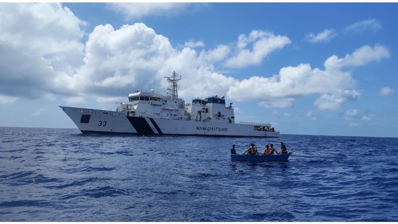  മംഗളൂരുവിന് സമീപം ചരക്ക് കപ്പൽ മുങ്ങി; കുതിച്ചെത്തി ഇന്ത്യൻ കോസ്റ്റ് ഗാര്‍ഡ്, 6 പേരെ രക്ഷപ്പെടുത്തി 