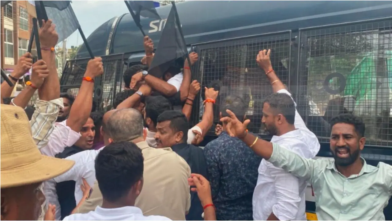 ಮತ್ತೊಮ್ಮೆ ಸಿಎಂ ಸಿದ್ಧರಾಮಯ್ಯಗೆ ಕಪ್ಪು ಬಾವುಟ ಪ್ರದರ್ಶನ; ಬಿಜೆಪಿ ಕಾರ್ಯಕರ್ತರ ಬಂಧನ