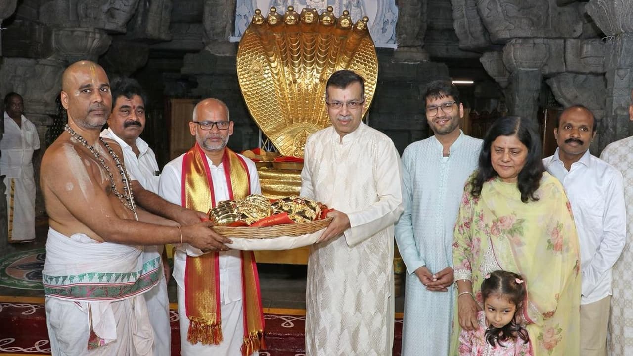 ಐಪಿಎಲ್‌ ಮರು ಆರಂಭ ಬೆನ್ನಲ್ಲೇ ತಿರುಪತಿ ತಿಮ್ಮಪ್ಪನಿಗೆ 5 KG ಚಿನ್ನದ ಆಭರಣ ನೀಡಿದ ಲಕ್ನೋ ಟೀಮ್‌ ಮಾಲೀಕ!