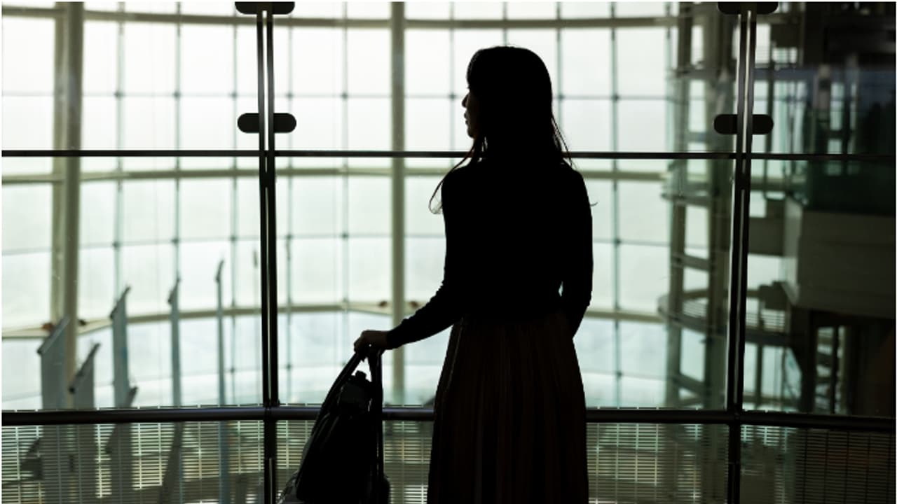 വിമാനം ടേക്ക് ഓഫ് ചെയ്യുന്നതിന് മുമ്പ് യാത്രക്കാരി അപ്രത്യക്ഷമായി, ആശങ്ക; തെരച്ചിലിൽ കണ്ടെത്തിയത് ശുചിമുറിയിൽ വിമാനം ടേക്ക് ഓഫ് ചെയ്യുന്നതിന് മുമ്പ് യാത്രക്കാരി അപ്രത്യക്ഷമായി, ആശങ്ക; തെരച്ചിലിൽ കണ്ടെത്തിയത് ശുചിമുറിയിൽ