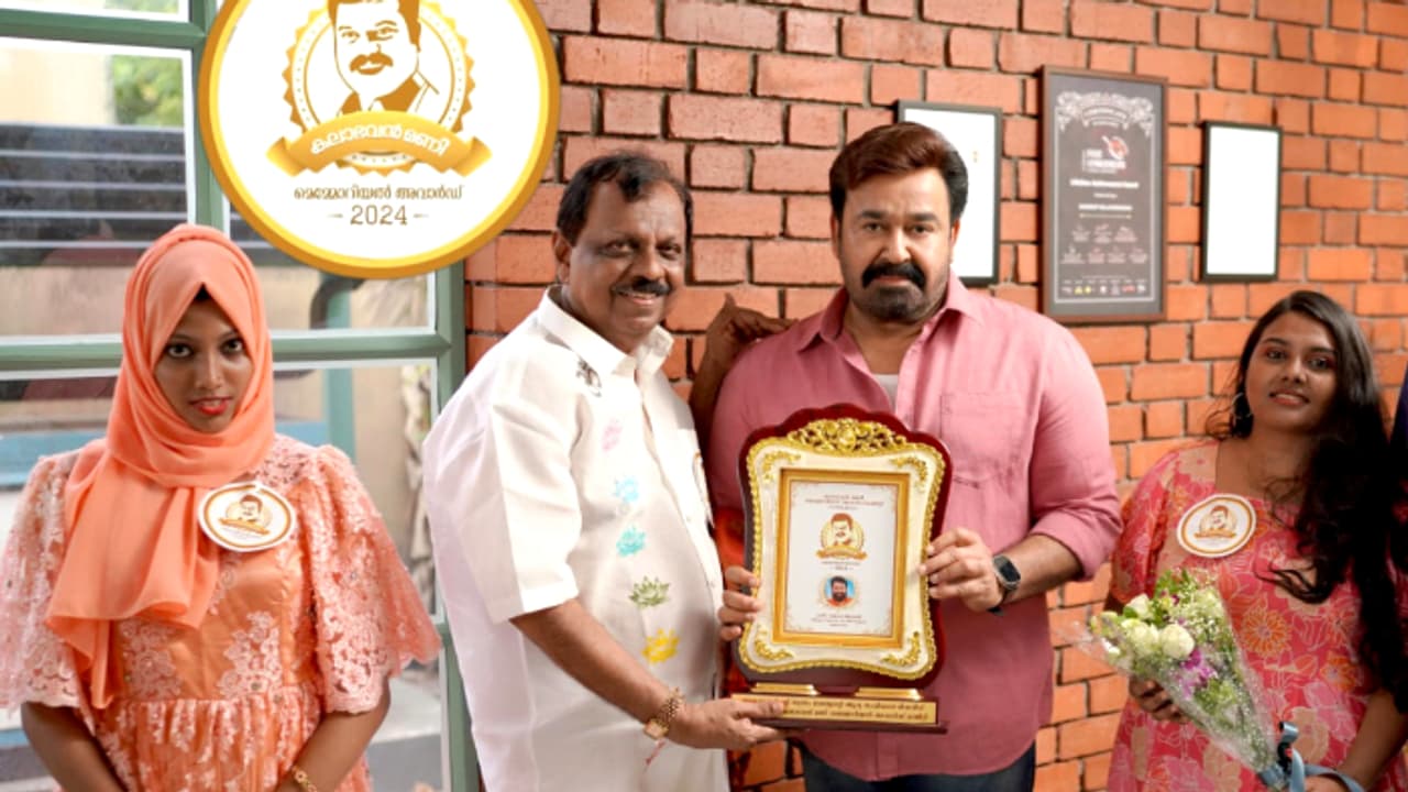 മികച്ച നവാ​ഗത സംവിധായകന്‍; മോഹൻലാലിന് കലാഭവൻ മണി പുരസ്‍കാരം സമര്‍‍പ്പിച്ചു