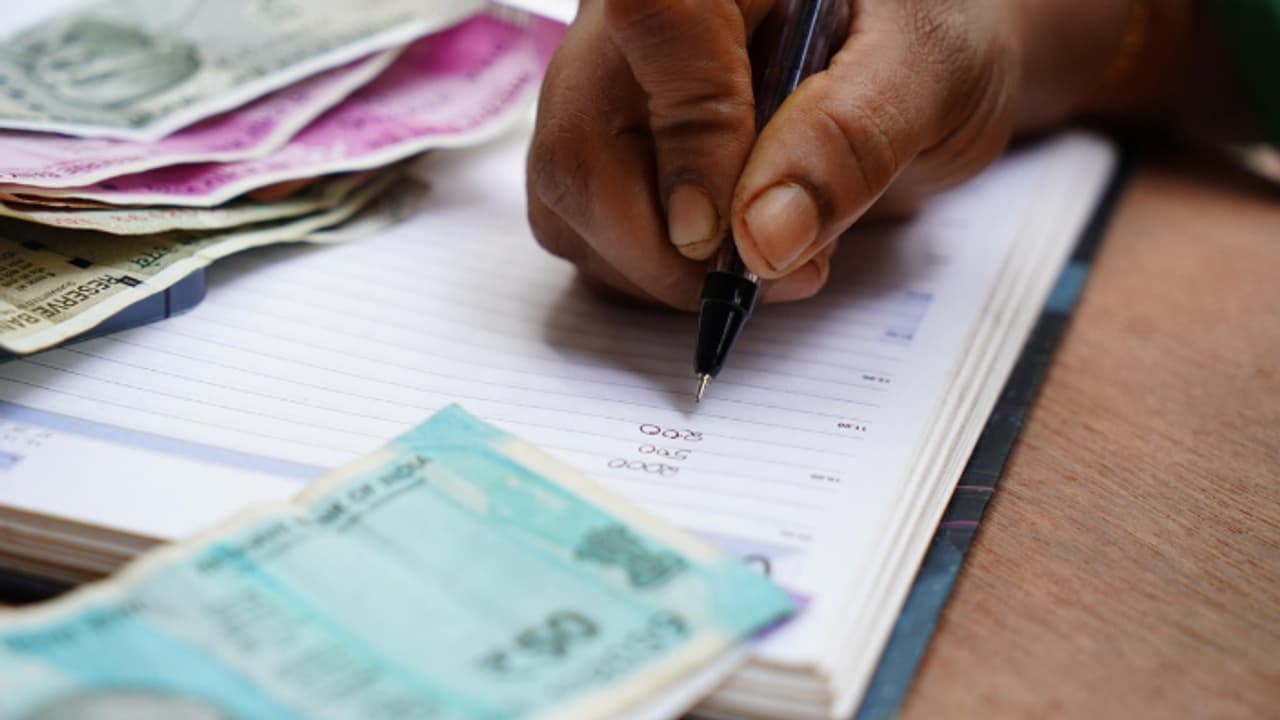 ഒന്നിലേറെ വായ്പകൾ അടച്ചു തീർക്കാൻ പെടാപ്പാടാണോ? വിദഗ്ദർ പറയുന്ന ഈ 2 മാർഗങ്ങൾ നിങ്ങളെ സഹായിക്കും ഒന്നിലേറെ വായ്പകൾ അടച്ചു തീർക്കാൻ പെടാപ്പാടാണോ? വിദഗ്ദർ പറയുന്ന ഈ 2 മാർഗങ്ങൾ നിങ്ങളെ സഹായിക്കും