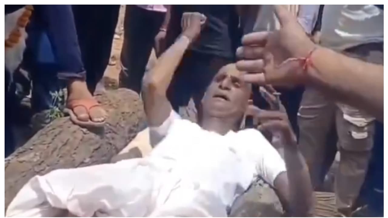 അമ്മയ്ക്കൊരുക്കിയ ചിതയിൽ കയറിക്കിടന്ന് മകൻ, അമ്മയുടെ ആഭരണങ്ങൾ വേണെന്ന് ആവശ്യം; വീഡിയോ വൈറൽ