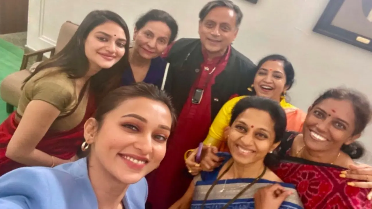 ಕೆಲಸ ಮಾಡೋಕೆ ಲೋಕಸಭೆಗಿಂತಾ ಬೆಸ್ಟ್ ಪ್ಲೇಸ್ ಇಲ್ಲಾ ಎಂದು 6 ಮಹಿಳೆಯರ ಜೊತೆ ಫೋಟೋ ಹಂಚಿಕೊಂಡಿದ್ದ ಶಶಿ ತರೂರ್! ಕೆಲಸ ಮಾಡೋಕೆ ಲೋಕಸಭೆಗಿಂತಾ ಬೆಸ್ಟ್ ಪ್ಲೇಸ್ ಇಲ್ಲಾ ಎಂದು 6 ಮಹಿಳೆಯರ ಜೊತೆ ಫೋಟೋ ಹಂಚಿಕೊಂಡಿದ್ದ ಶಶಿ ತರೂರ್!