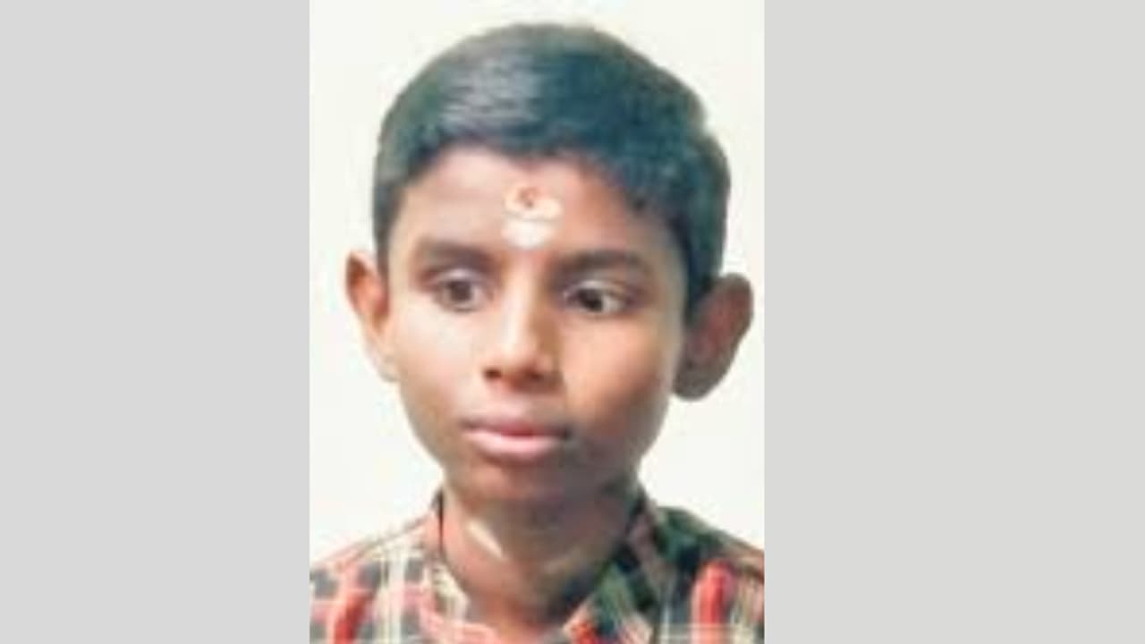 അകക്കണ്ണിൽ നല്ല വെളിച്ചം, ബ്രെയിൻ ലിപി പിന്തുടർന്ന് ഉറക്കെ വായിച്ച് പഠിച്ച് മിന്നും വിജയവുമായി ആകാശും നന്ദേഷും അകക്കണ്ണിൽ നല്ല വെളിച്ചം, ബ്രെയിൻ ലിപി പിന്തുടർന്ന് ഉറക്കെ വായിച്ച് പഠിച്ച് മിന്നും വിജയവുമായി ആകാശും നന്ദേഷും