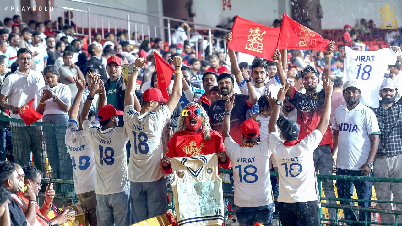 ಕೊಹ್ಲಿ ಟ್ರಿಬ್ಯೂಟ್‌ಗೆ ಕ್ರೀಡಾಂಗಣವೇ ವೈಟ್ & ವೈಟ್, ಮಳೆ ನಡುವೆ ಪಂದ್ಯಕ್ಕೆ ಕಾಯುತ್ತಿರುವ ಫ್ಯಾನ್ಸ್