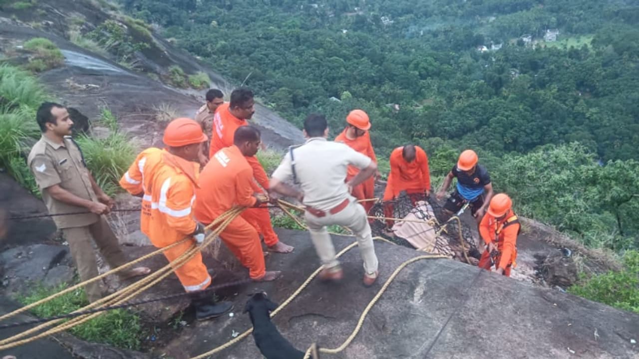 കോട്ടപ്പാറ വ്യൂ പോയിന്റിൽ നിന്ന് 23കാരൻ വീണത്70 അടി കൊക്കയിലേക്ക്,ഫയർഫോഴ്സിന്റെ കരുതലിൽ സാംസണ് പുതുജീവൻ 