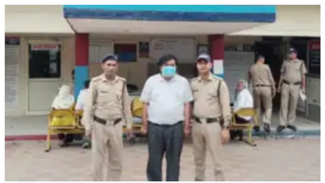 അടച്ചിട്ട മുറിയിലേക്ക് വൈവക്കായി ഡി​ഗ്രി വിദ്യാർഥികളെ വിളിച്ചുവരുത്തി ഫിസിക്സ് പ്രഫസർ; പരാതി, അറസ്റ്റ്