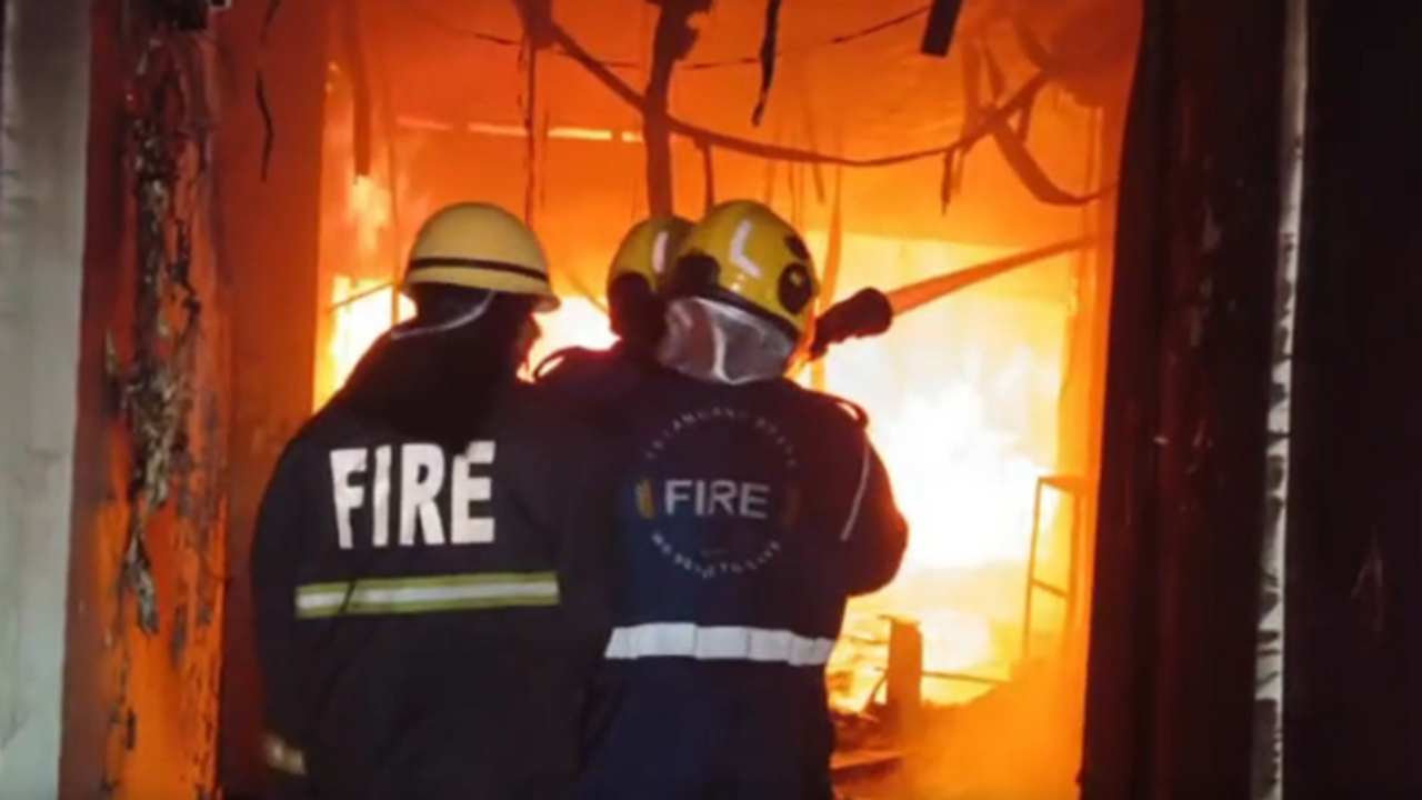 చార్మినార్ అగ్ని ప్రమాదంలో 16కి పెరిగిన మృతుల సంఖ్య.. చనిపోయిన వారి వివరాలివే చార్మినార్ అగ్ని ప్రమాదంలో 16కి పెరిగిన మృతుల సంఖ్య.. చనిపోయిన వారి వివరాలివే