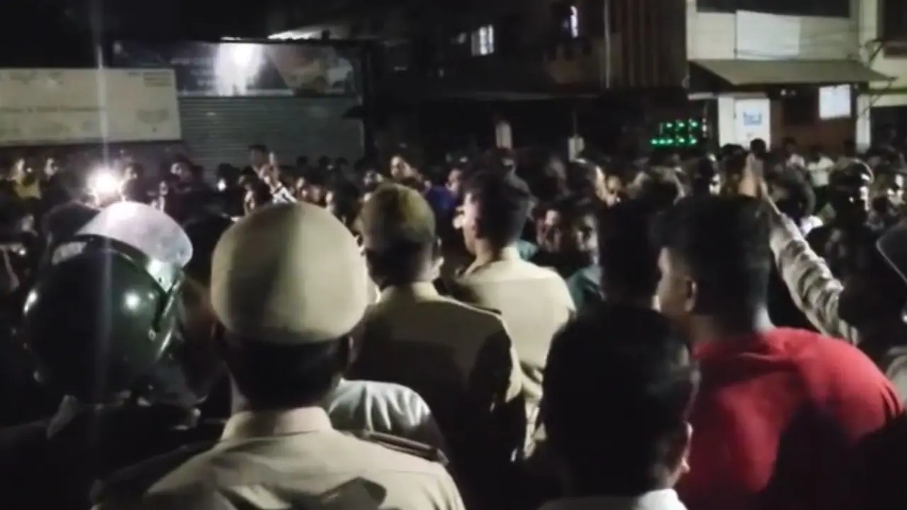 ಮುಸ್ಲಿಂ ಧರ್ಮಗ್ರಂಥ ಕುರಾನ್ ಬಗ್ಗೆ ಬ್ಯಾಡ್ ಕಾಮೆಂಟ್; ಠಾಣೆಗೆ ಮುತ್ತಿಗೆ ಹಾಕಿ ಸಮುದಾಯ ಆಕ್ರೋಶ! 