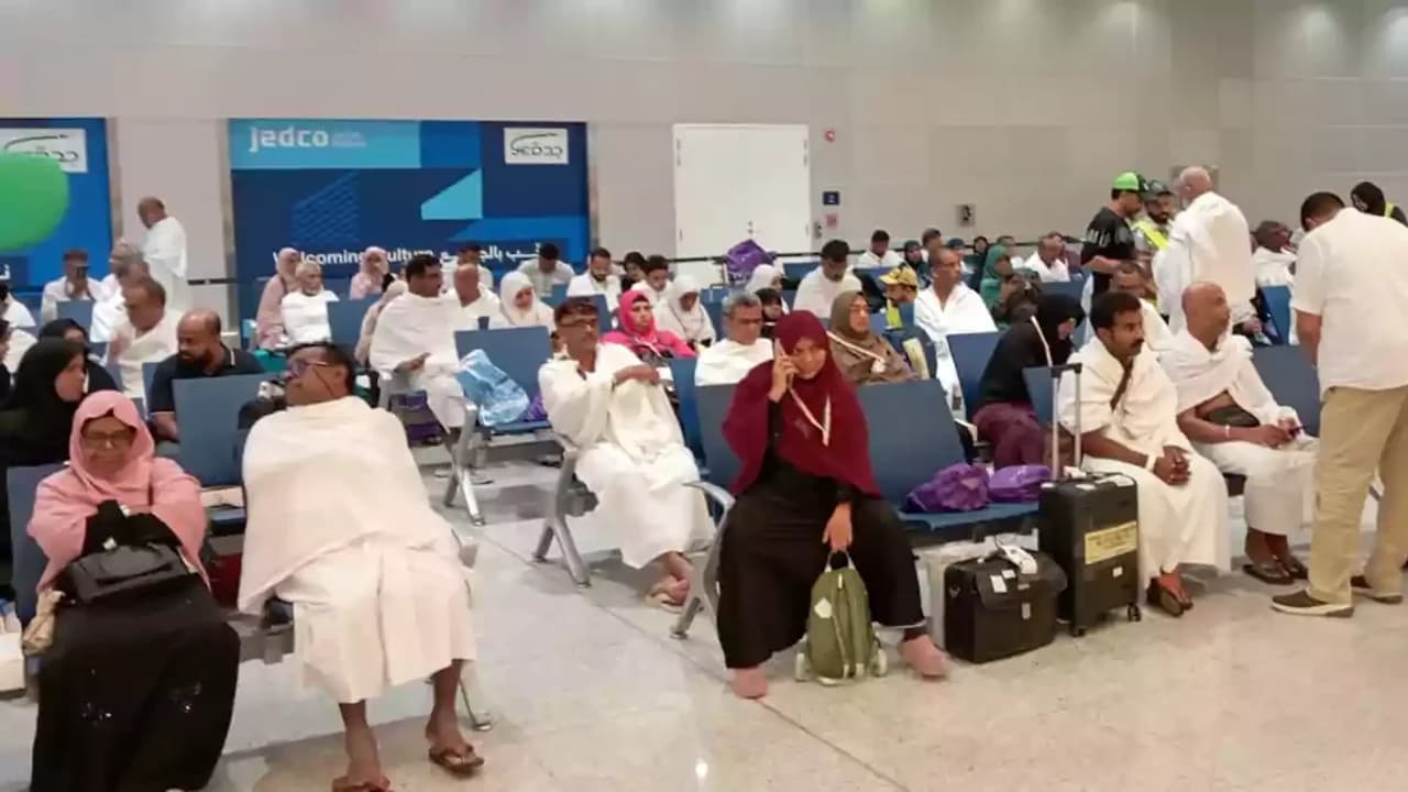 കൊച്ചിയിൽനിന്നുള്ള ആദ്യ ഹജ്ജ് തീർഥാടകസംഘം ജിദ്ദയിലെത്തി കൊച്ചിയിൽനിന്നുള്ള ആദ്യ ഹജ്ജ് തീർഥാടകസംഘം ജിദ്ദയിലെത്തി