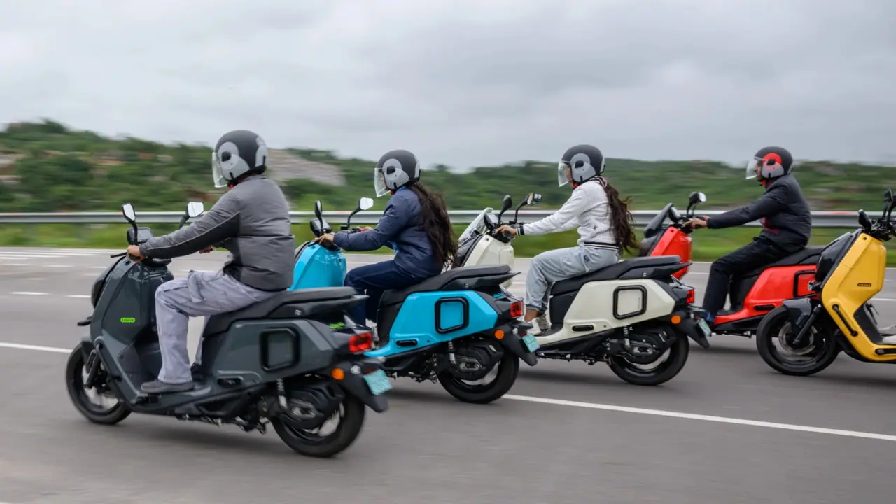 കാലചക്രം തിരിയുന്നോ? ബൈക്കുകൾ ഔട്ട്, ഇന്ത്യൻ റോഡുകളിൽ സ്കൂട്ടറുകൾ നിറയുന്നു, 80കളിലേക്കുള്ള തിരിച്ചുപോക്കോ?! കാലചക്രം തിരിയുന്നോ? ബൈക്കുകൾ ഔട്ട്, ഇന്ത്യൻ റോഡുകളിൽ സ്കൂട്ടറുകൾ നിറയുന്നു, 80കളിലേക്കുള്ള തിരിച്ചുപോക്കോ?!