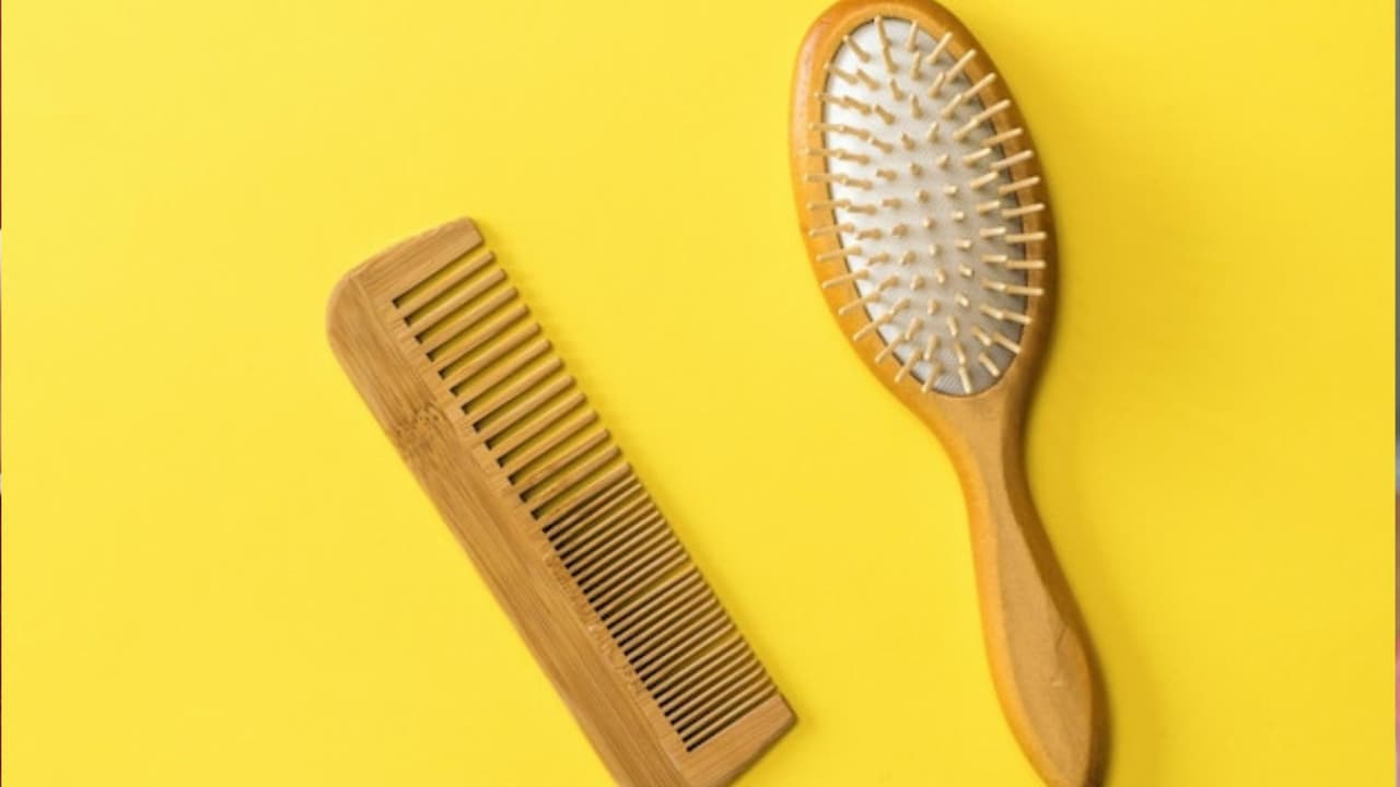 ಬಾಚಣಿಗೆ vs ಬ್ರಷ್: ನಿಮ್ಮ ಕೂದಲಿಗೆ ಯಾವುದು ಸೂಕ್ತ? ಬಾಚಣಿಗೆ vs ಬ್ರಷ್: ನಿಮ್ಮ ಕೂದಲಿಗೆ ಯಾವುದು ಸೂಕ್ತ?