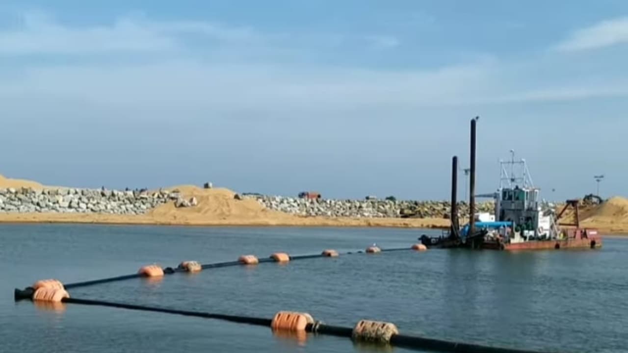 ചന്ദ്രഗിരി ഡ്രഡ്ജറിനൊപ്പം ചേറ്റുവയിൽ നിന്നുള്ള മെഷീനും, മുതലപ്പൊഴിയിൽ മെയ് 30നകം മണൽ നീക്കമെന്ന് കലക്ടർ ചന്ദ്രഗിരി ഡ്രഡ്ജറിനൊപ്പം ചേറ്റുവയിൽ നിന്നുള്ള മെഷീനും, മുതലപ്പൊഴിയിൽ മെയ് 30നകം മണൽ നീക്കമെന്ന് കലക്ടർ